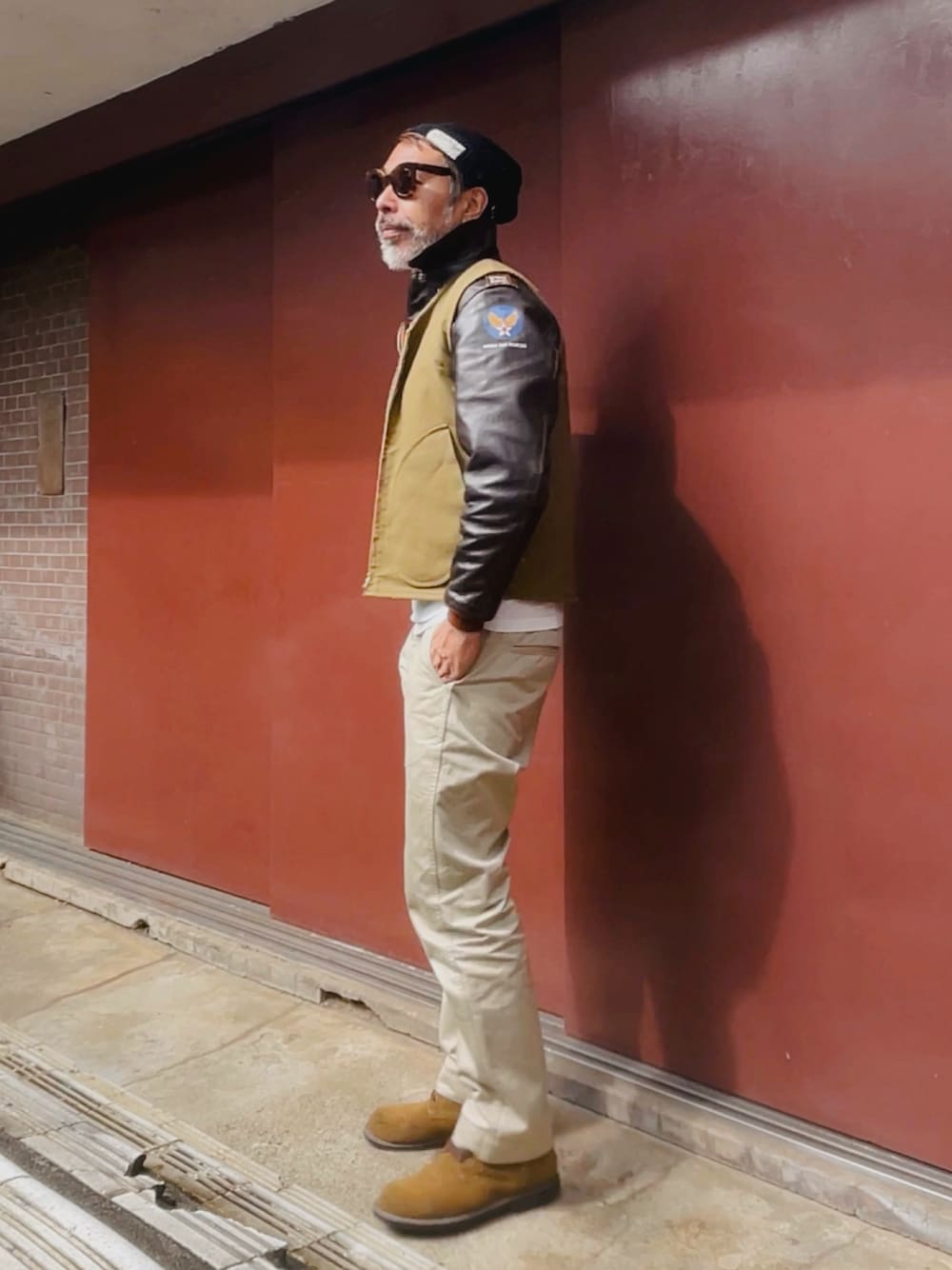 「ミリタリー、チノパン、a2 flight jacket」｜「THE REAL McCOY'Sのアイテム（ミリタリージャケット、ブラウン系）」を使った、YosaKuginoさん（メンズ・176cm）の春コーディネートの1枚目の写真