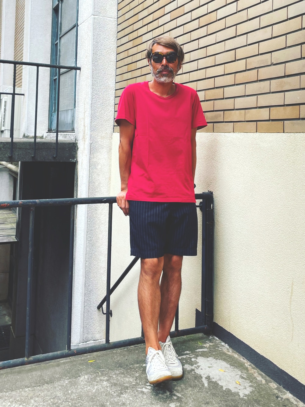 「MARTIN MARGIELAのアイテム（Tシャツ/カットソー、レッド系）」を使った、YosaKuginoさん（メンズ・176cm）の夏コーディネートの1枚目の写真