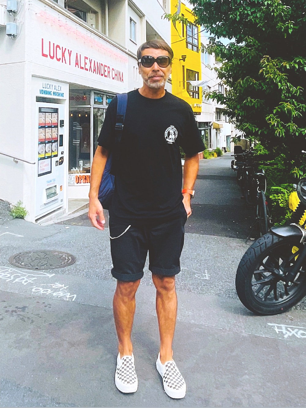 「Ron Herman、スリッポン、ブラックコーデ」｜「RonHerman VINTAGEのアイテム（Tシャツ/カットソー、ブラック系）」を使った、YosaKuginoさん（メンズ・176cm）の秋コーディネートの1枚目の写真