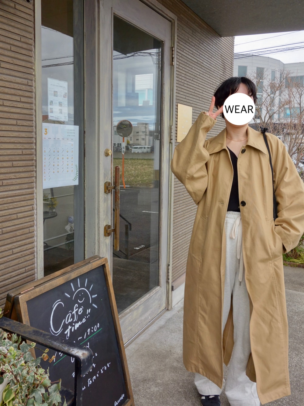 バックブラウジングステンカラーコートを使った人気ファッション
