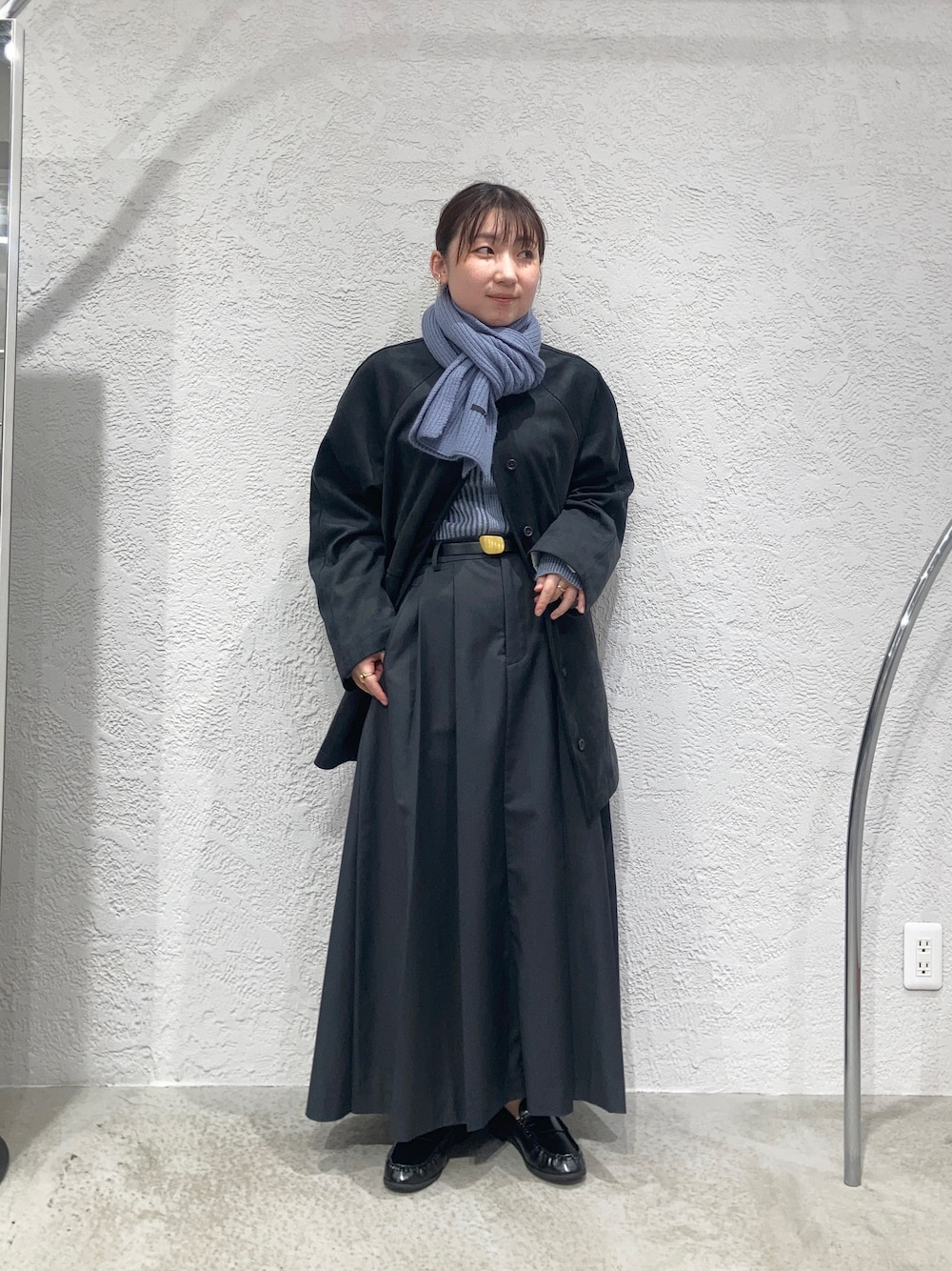 ブルー系のニット/セーター、ブラック系のその他シューズ、グレー系のワンピースを着用したレディースの秋コーディネートの1枚目の写真