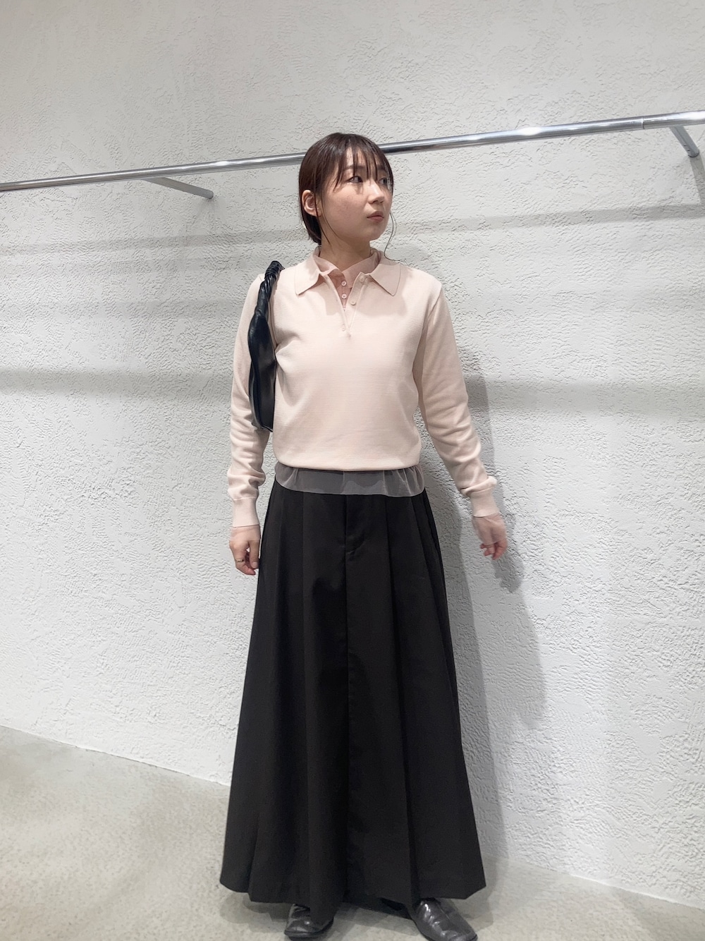 グレー系のその他シューズ、ピンク系のニット/セーター、ブラウン系のワンピースを着用したレディースの秋コーディネートの1枚目の写真