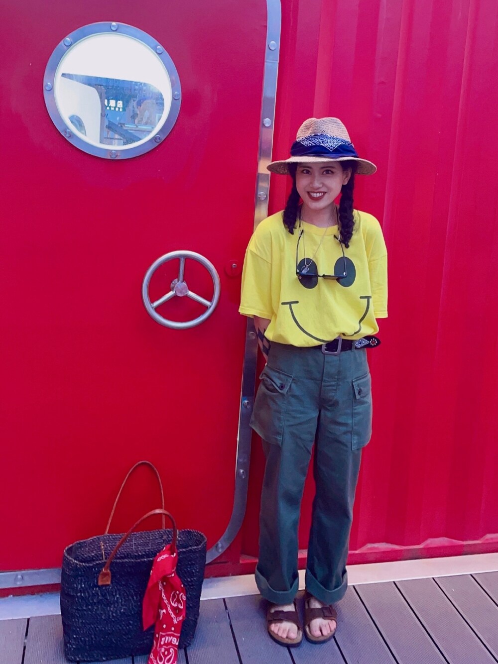 「VINTAGEのアイテム（Tシャツ/カットソー、イエロー系）」を使った、初九さん（レディース・155cm）の夏コーディネートの1枚目の写真