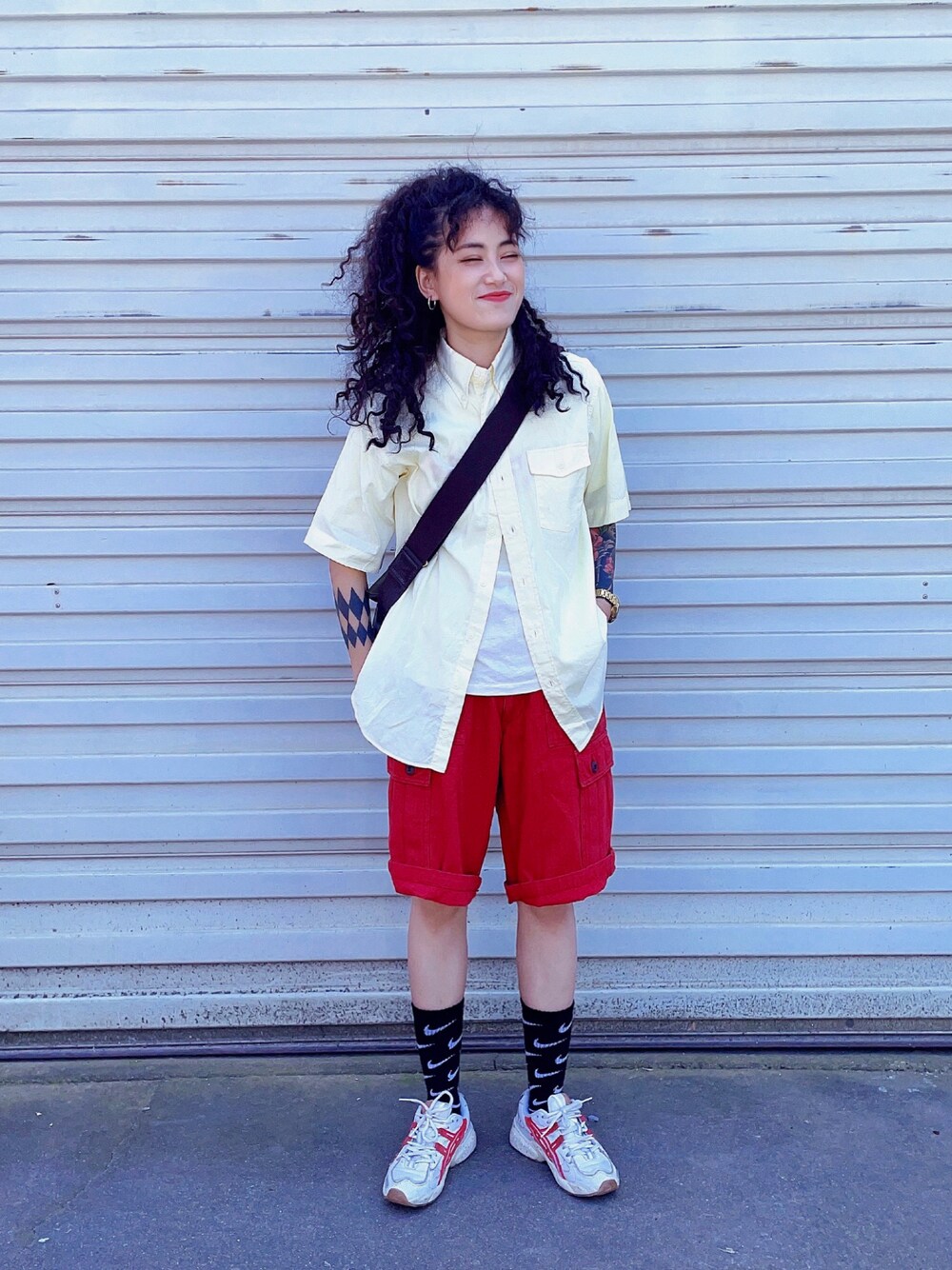 「SOMETHINGのアイテム（カーゴパンツ、レッド系）」を使った、初九さん（レディース・155cm）の夏コーディネートの1枚目の写真