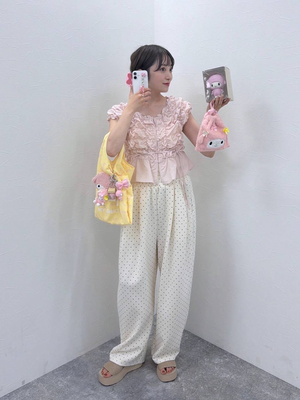 ピンク系のシャツ/ブラウス、ホワイト系のスウェットパンツを着用したレディースの夏コーディネートの1枚目の写真