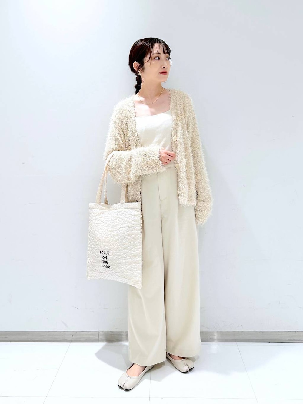 「きれいめ、ベーシック/シンプル、ワントーン、デート/ロマンティック、秋コーデ、女子会、ローリーズスタイル_LOWRYS FARM、大人女子カジュアル_LOWRYS FARM、ラフ、カジュアル、LOWRYS FARM、カーディガン、ワイドパンツ、トートバッグ、ネックレス」｜「LOWRYS FARMのソウバリスクエアタンクトップ　294378（タンクトップ、ホワイト系）」を使った、𝘵 𝘰 𝘺 𝘰 .さん（骨格ウェーブ・レディース・160cm）の秋コーディネートの1枚目の写真