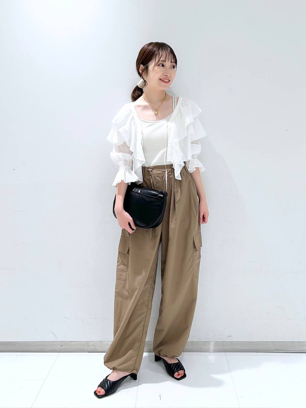 ホワイト系のキャミソール、ブラウン系のその他パンツ、ホワイト系のシャツ/ブラウスを着用したレディースの夏コーディネートの1枚目の写真