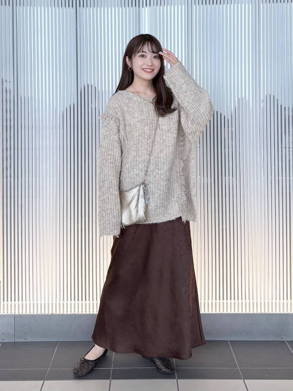 ゴールド系のショルダーバッグ、ホワイト系のニット/セーター、その他のバレエシューズを着用したレディースの夏コーディネートの1枚目の写真