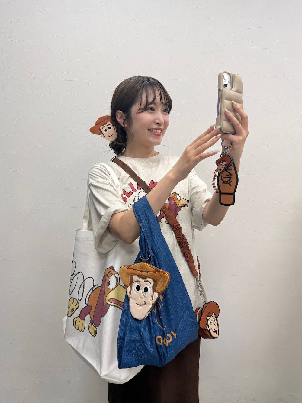 その他のエコバッグ/サブバッグ、ベージュ系のTシャツ/カットソー、ホワイト系のトートバッグを着用したレディースの夏コーディネートの1枚目の写真