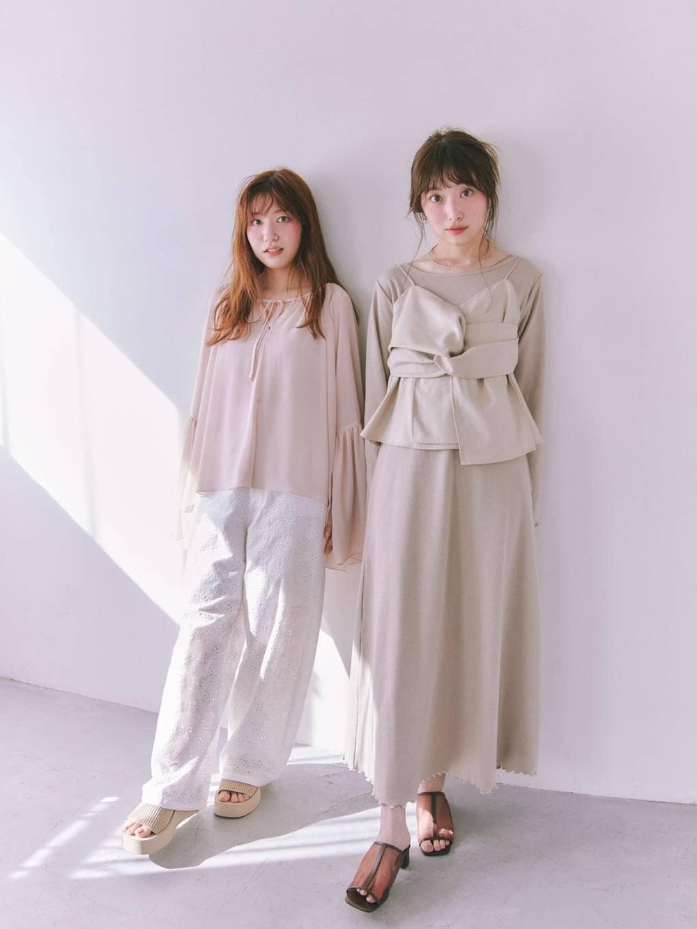 ホワイト系のTシャツ/カットソー、ホワイト系のサンダルを着用したレディースの春コーディネートの1枚目の写真