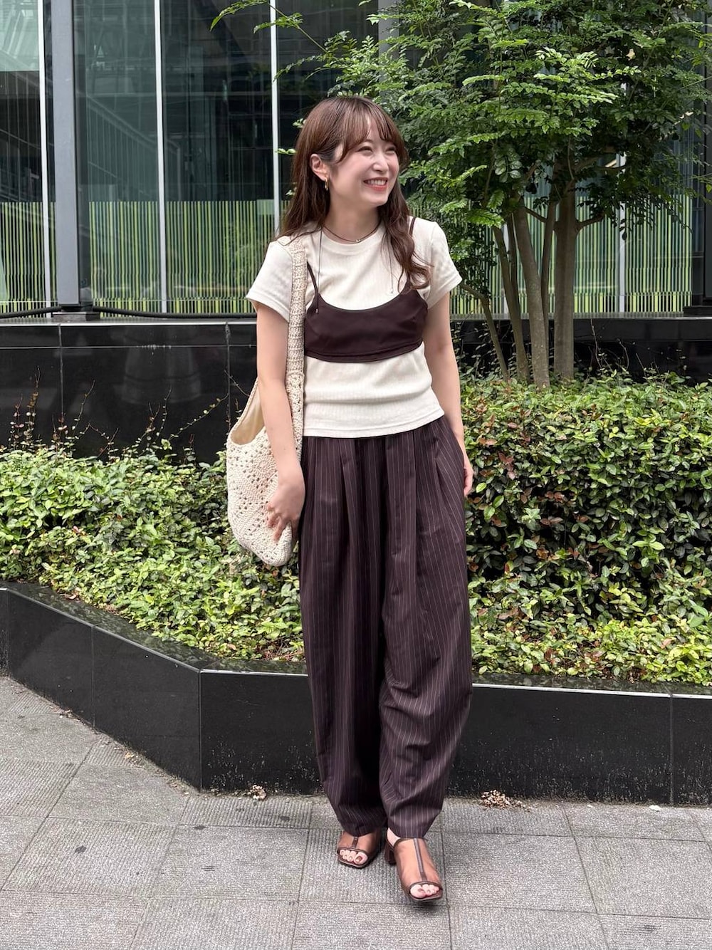 ブラウン系のその他パンツ、ブラウン系のサンダルを着用したレディースの夏コーディネートの1枚目の写真