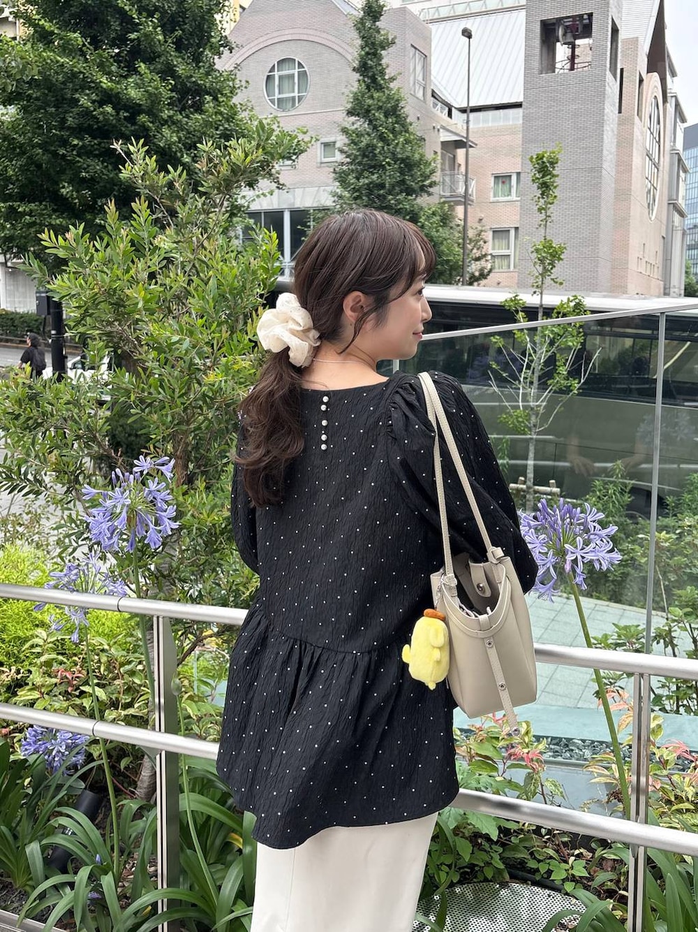 ホワイト系のパンプス、ホワイト系のネックレスを着用したレディースの夏コーディネートの1枚目の写真