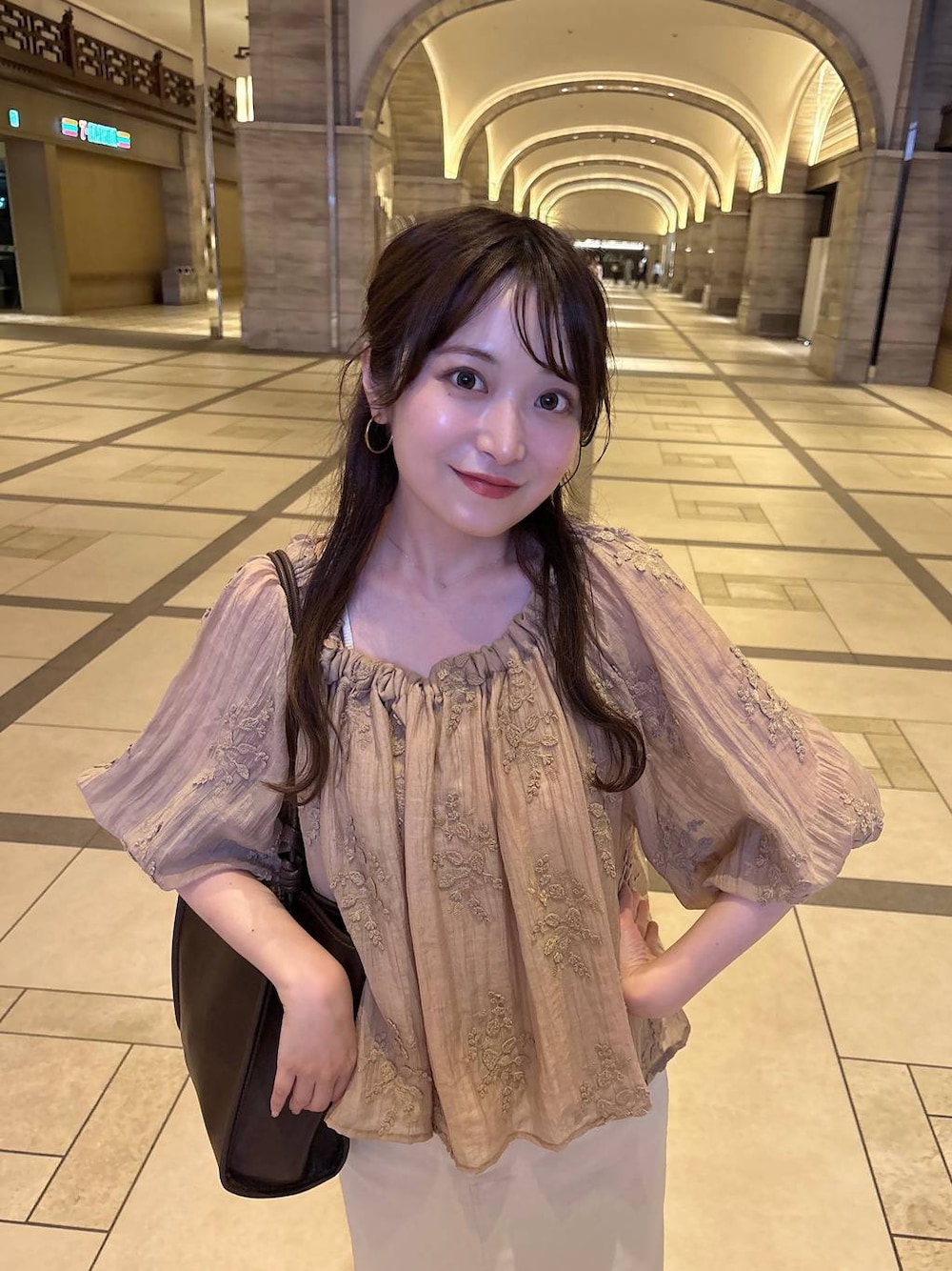 ベージュ系のシャツ/ブラウス、ブラウン系のトートバッグ、ベージュ系のイヤリングを着用したレディースの夏コーディネートの1枚目の写真