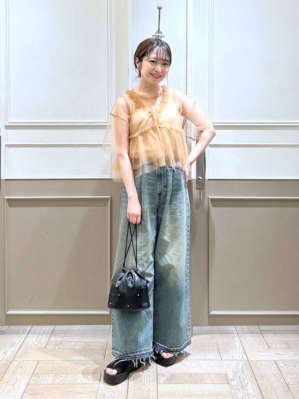 「デニムパンツ、シアートップス、きれいめ、ベーシック/シンプル、ワントーン、デート/ロマンティック、女子会、ローリーズスタイル_LOWRYS FARM、大人女子カジュアル_LOWRYS FARM、ラフ、カジュアル、LOWRYS FARM、夏コーデ、サンダル、ハンドバッグ」｜「LOWRYS FARMのカンドウフィットニットサンダル　106314（サンダル、ブラック系）」を使った、𝘵 𝘰 𝘺 𝘰 .さん（骨格ウェーブ・レディース・160cm）の夏コーディネートの1枚目の写真