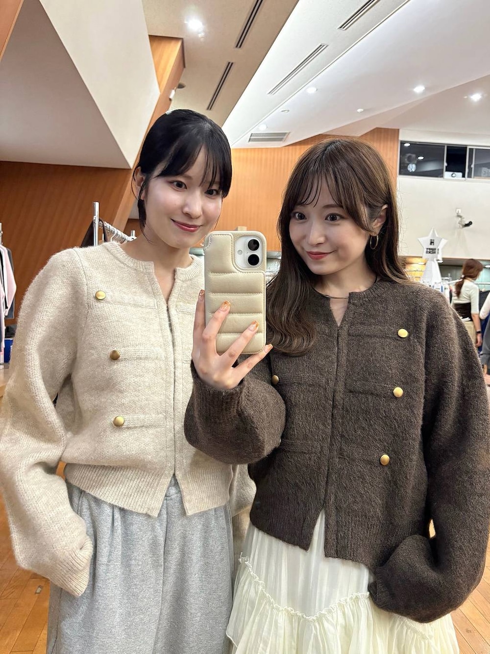 ホワイト系のスカート、ホワイト系のノーカラージャケット、ブラウン系のノーカラージャケットを着用したレディースの秋コーディネートの1枚目の写真