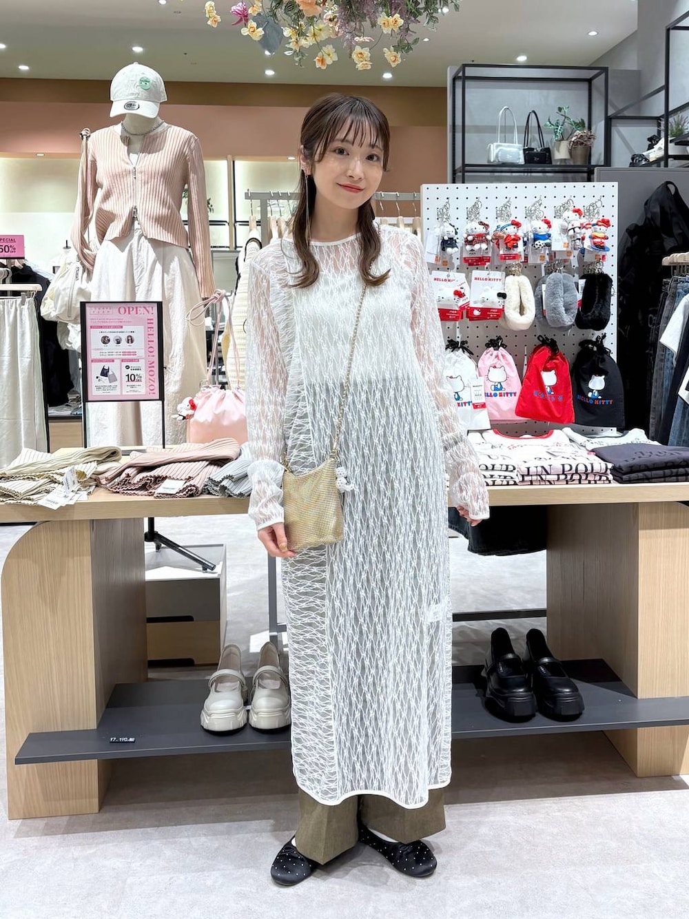 「きれいめ、ベーシック/シンプル、ワントーン、春コーデ、ローリーズスタイル_LOWRYS FARM、大人女子カジュアル_LOWRYS FARM、フェミニン、LOWRYS FARM、シンプルコーデ、淡色コーデ、大人カジュアル、きれいめカジュアル、ワンピース、ワイドパンツ、レイヤードスタイル」｜「LOWRYS FARMのスタイルＵＰクロスカップキャミ　100757（Tシャツ/カットソー、ホワイト系）」を使った、𝘵 𝘰 𝘺 𝘰 .さん（レディース・160cm）の春コーディネートの1枚目の写真