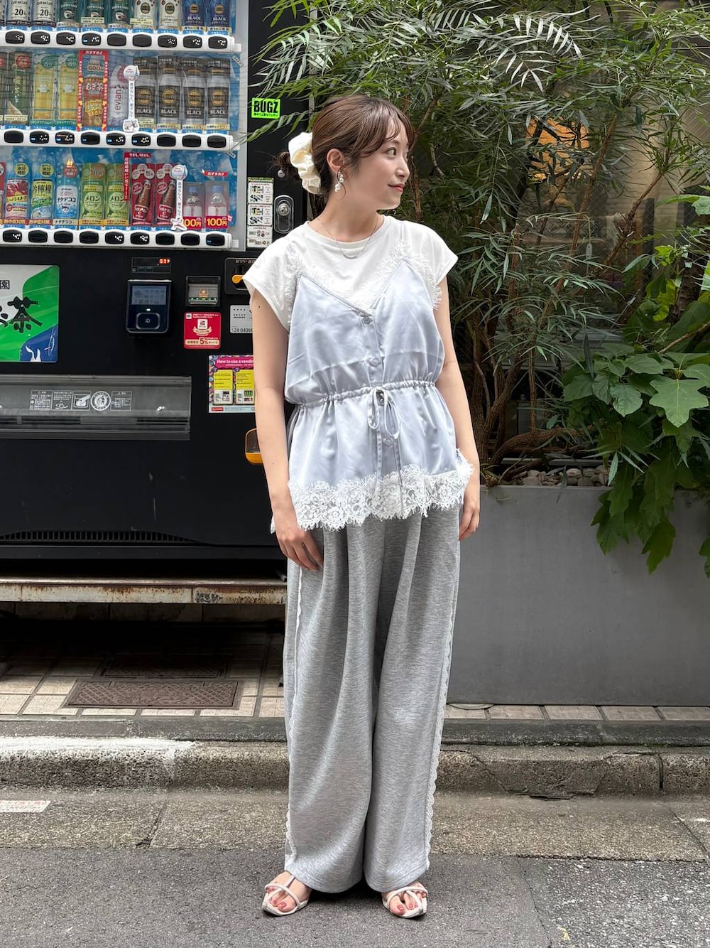 ホワイト系のTシャツ/カットソー、ブルー系のキャミソール、グレー系のスウェットパンツを着用したレディースの夏コーディネートの1枚目の写真
