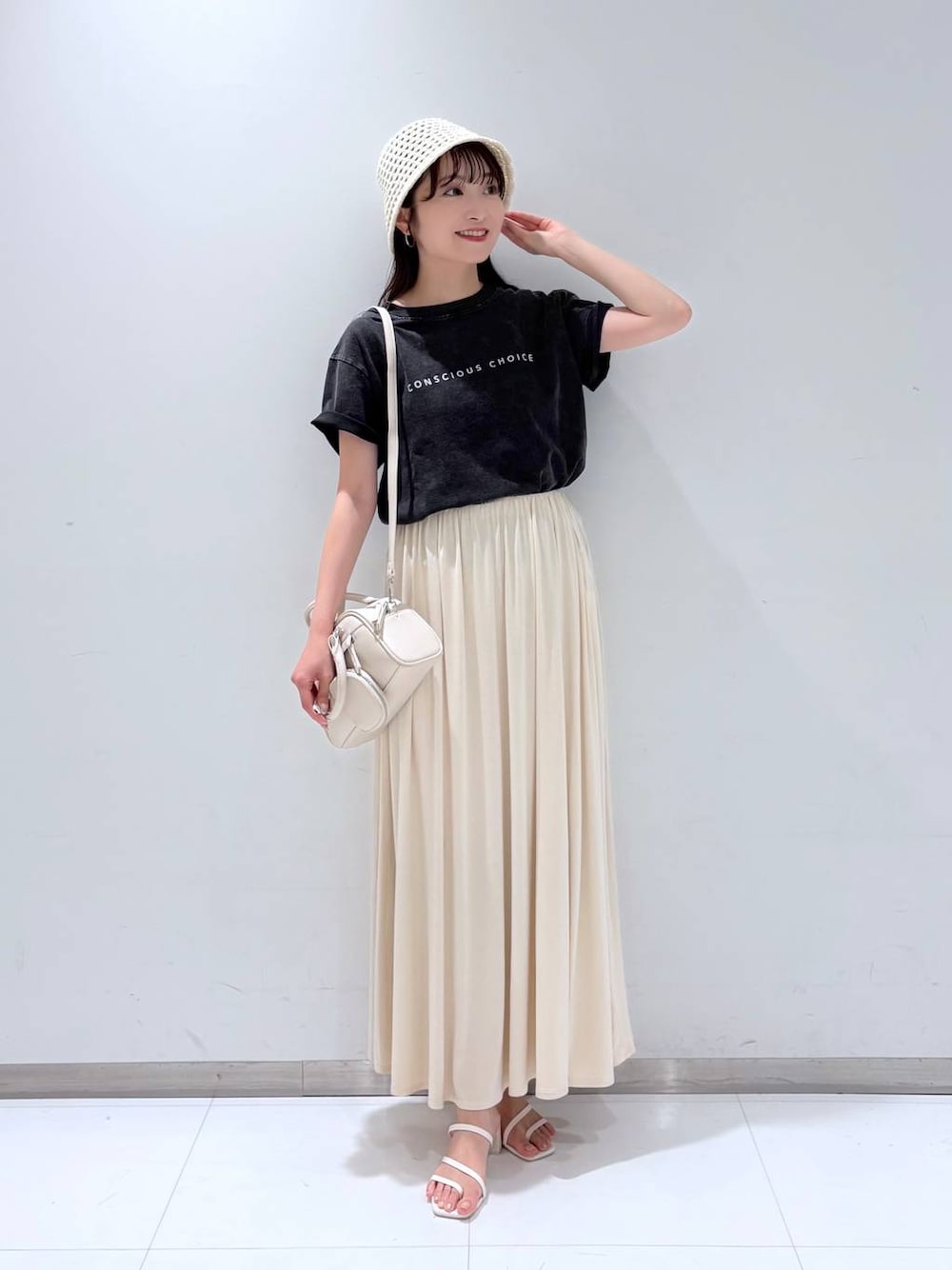 ホワイト系のサンダル、ホワイト系のショルダーバッグ、ホワイト系のスカートを着用したレディースの夏コーディネートの1枚目の写真