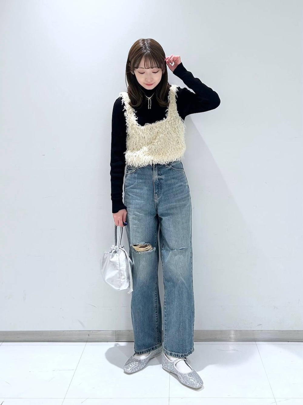 「ワントーン、ラフ、きれいめ、ベーシック/シンプル、デート/ロマンティック、女子会、ローリーズスタイル_LOWRYS FARM、大人女子カジュアル_LOWRYS FARM、カジュアル、LOWRYS FARM、春コーデ、デニムパンツ、ニット、ベスト、フラットシューズ」｜「LOWRYS FARMのマシンウォッシャブルタートル２ 107573（ニット/セーター、ブラック系）」を使った、𝘵 𝘰 𝘺 𝘰 .さん（骨格ウェーブ・レディース・160cm）の冬コーディネートの1枚目の写真
