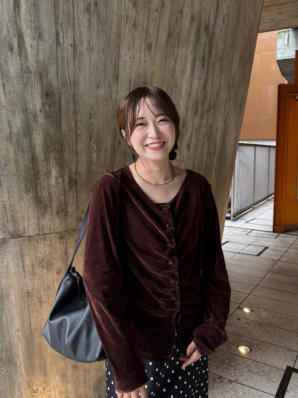 ブラウン系のTシャツ/カットソー、ブラック系のスカート、ブラウン系のローファーを着用したレディースの秋コーディネートの1枚目の写真