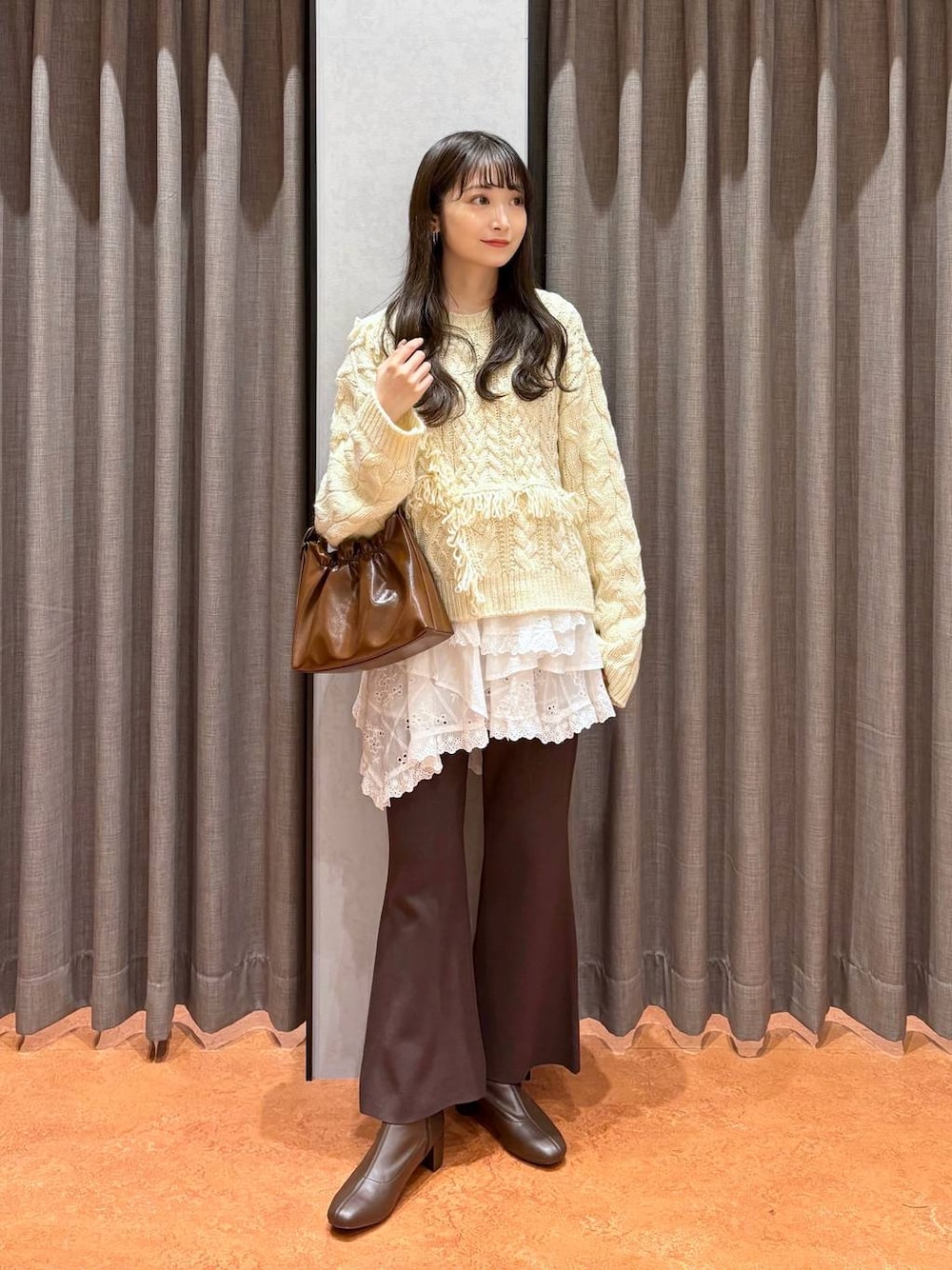 ブラウン系のその他パンツ、ホワイト系のスカート、ホワイト系のポロシャツを着用したレディースの秋コーディネートの1枚目の写真