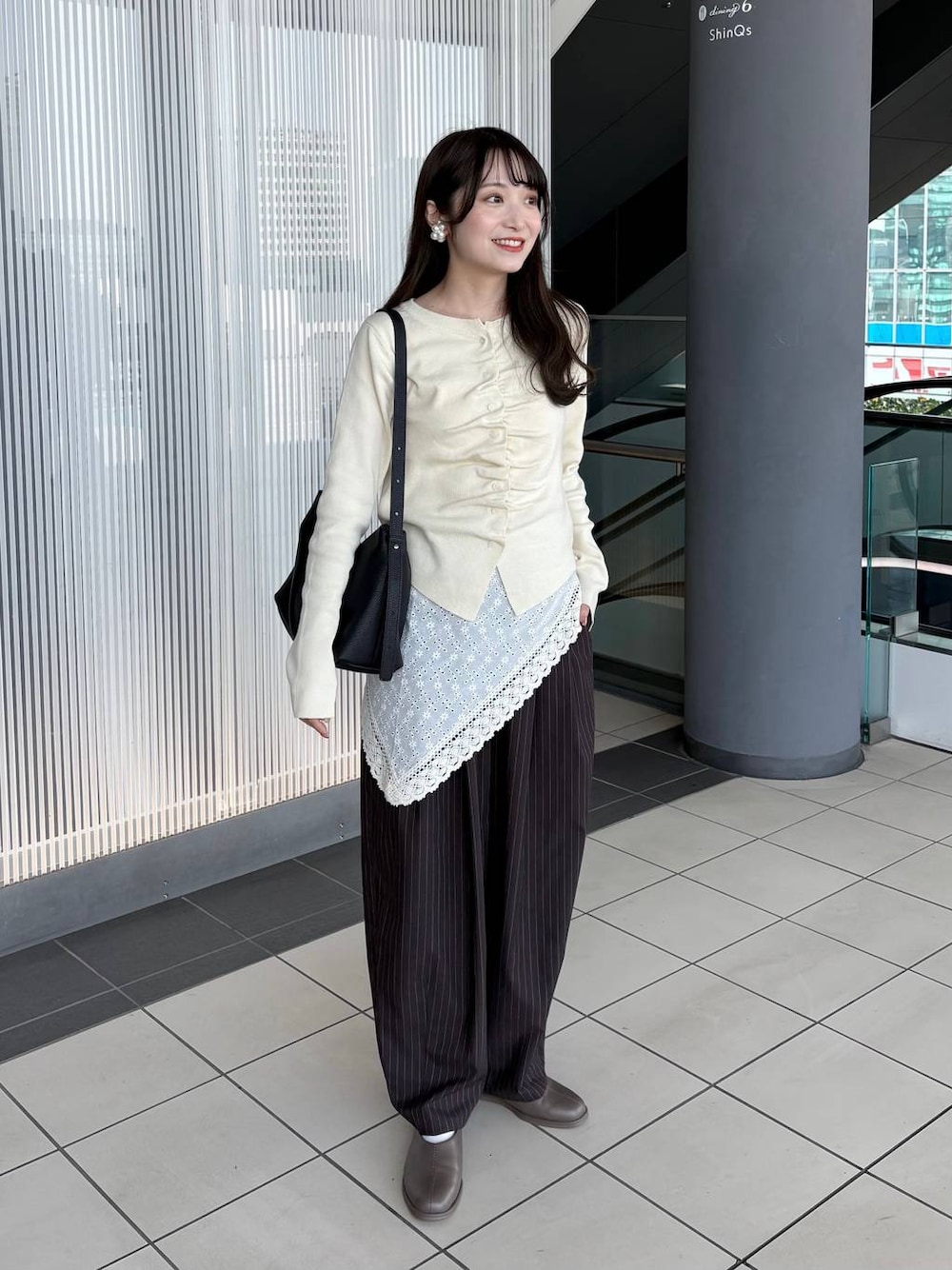 ブラウン系のその他パンツ、ホワイト系のカーディガン/ボレロ、ホワイト系のバンダナ/スカーフを着用したレディースの春コーディネートの1枚目の写真