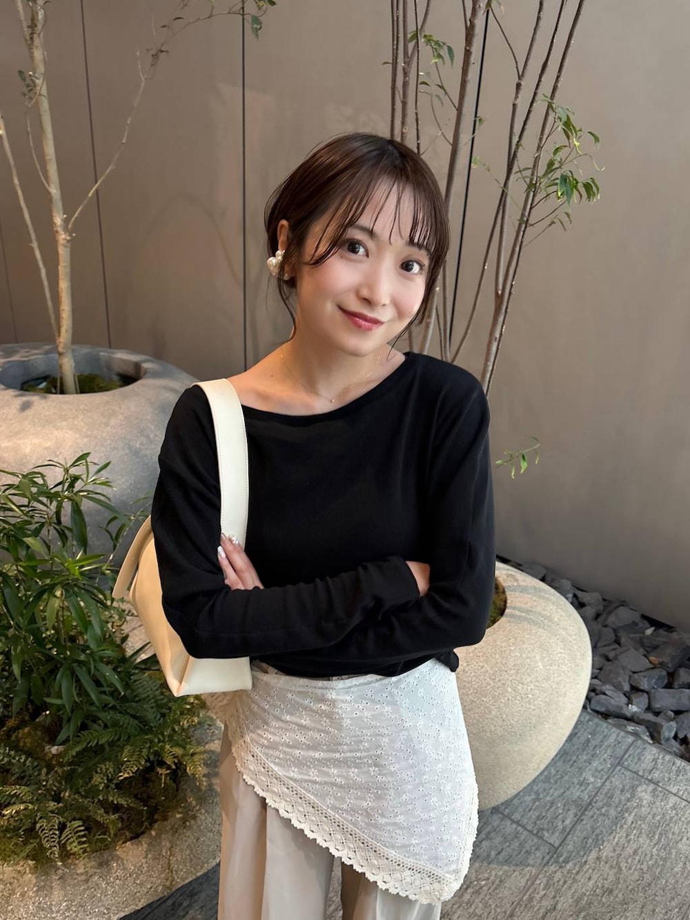 ホワイト系のショルダーバッグ、ホワイト系のパンプス、ホワイト系のバンダナ/スカーフを着用したレディースの春コーディネートの1枚目の写真