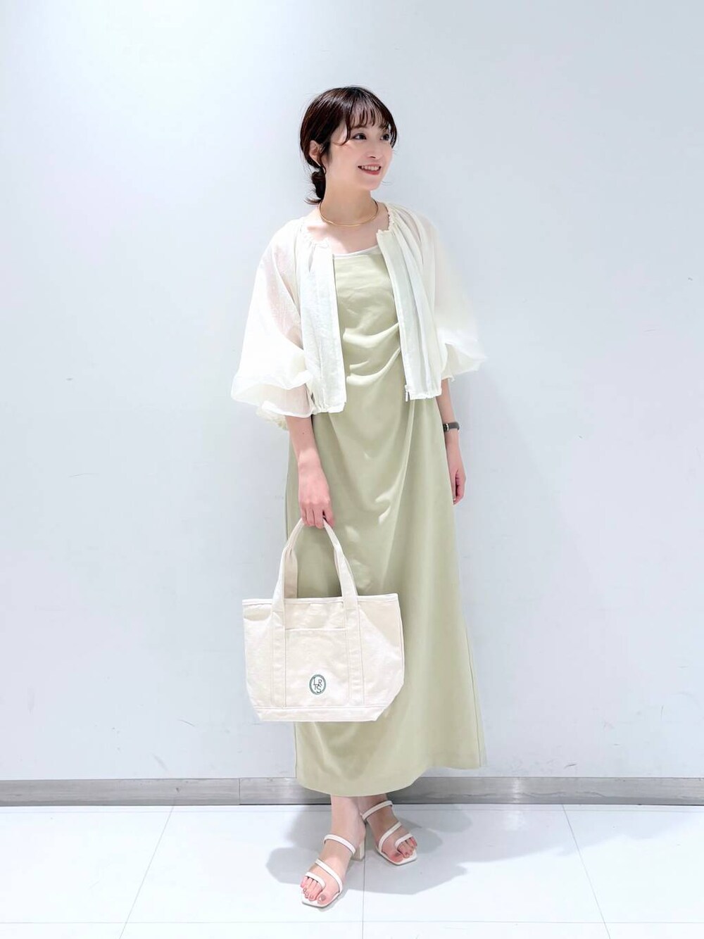 ホワイト系のTシャツ/カットソー、ホワイト系のショルダーバッグ、ホワイト系のサンダルを着用したレディースの春コーディネートの1枚目の写真