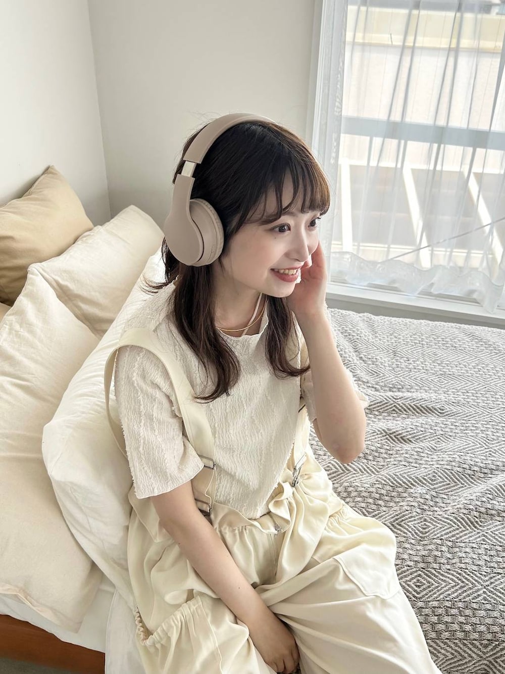 ホワイト系のTシャツ/カットソー、ホワイト系のワンピース、ベージュ系のヘッドフォン/イヤホンを着用したレディースの夏コーディネートの1枚目の写真
