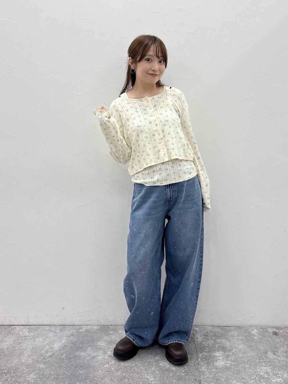 ブラウン系のブーツ、ブルー系のデニムパンツを着用したレディースの秋コーディネートの1枚目の写真