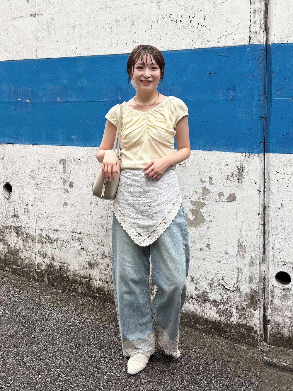 ブルー系のデニムパンツ、ゴールド系のチョーカー、ホワイト系のバンダナ/スカーフを着用したレディースの夏コーディネートの1枚目の写真