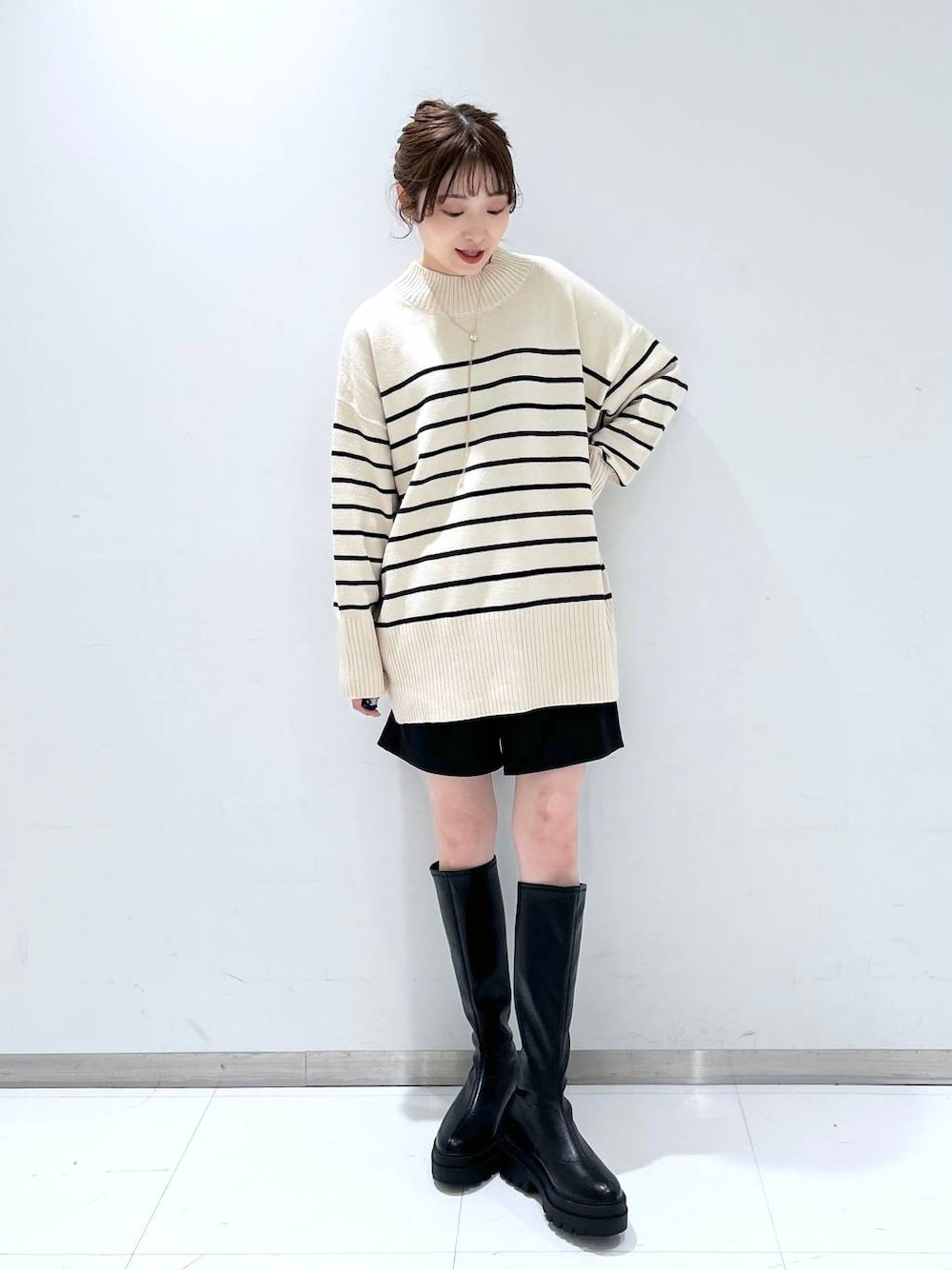 その他のニット/セーター、ブラック系のその他パンツ、ブラック系のブーツを着用したレディースの冬コーディネートの1枚目の写真