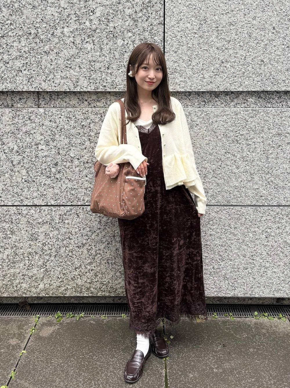 ホワイト系のTシャツ/カットソー、ブラウン系のローファー、ブラウン系のワンピースを着用したレディースの秋コーディネートの1枚目の写真