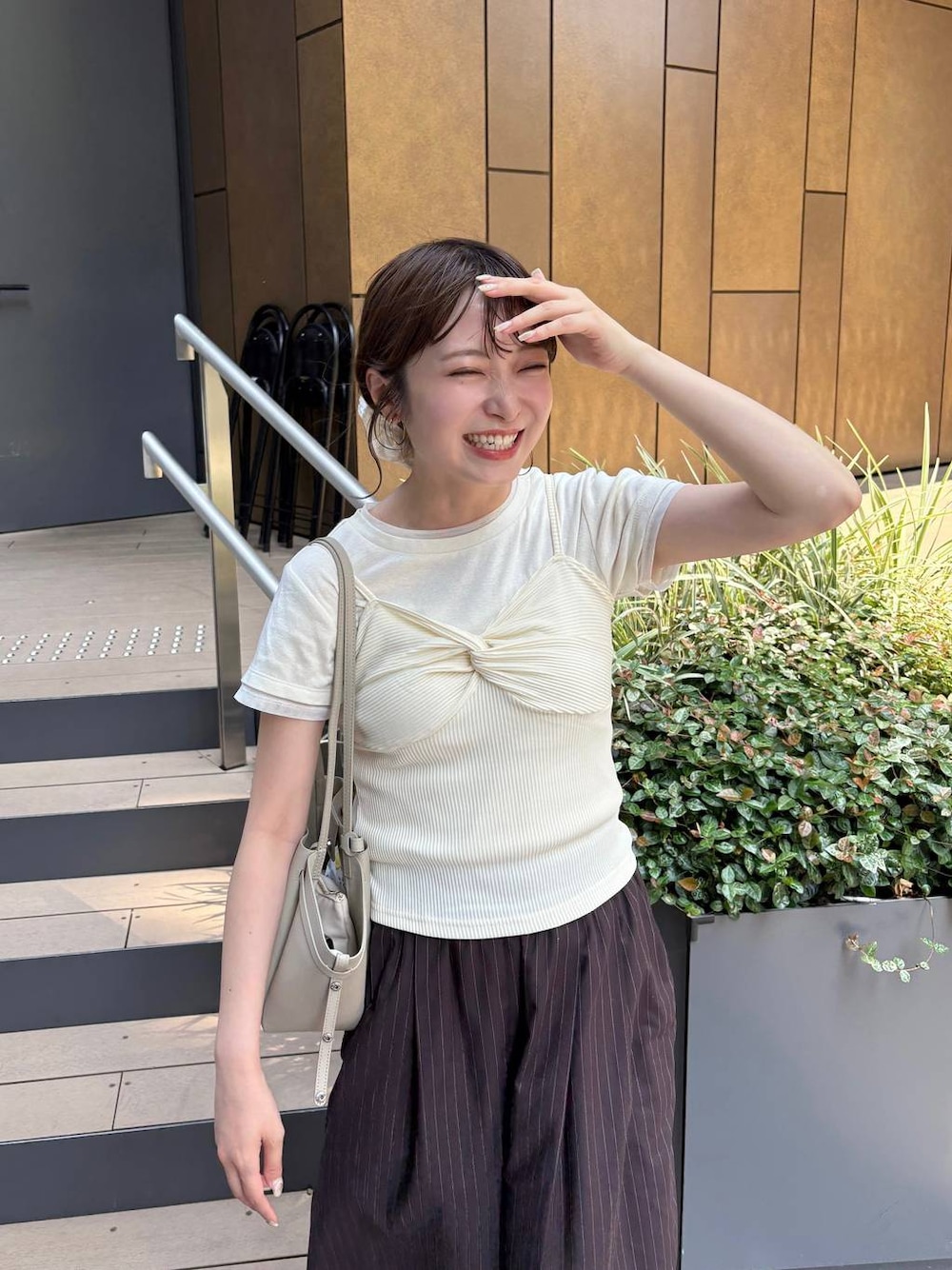 ブラウン系のその他パンツ、ホワイト系のTシャツ/カットソー、ホワイト系のシュシュを着用したレディースの夏コーディネートの1枚目の写真