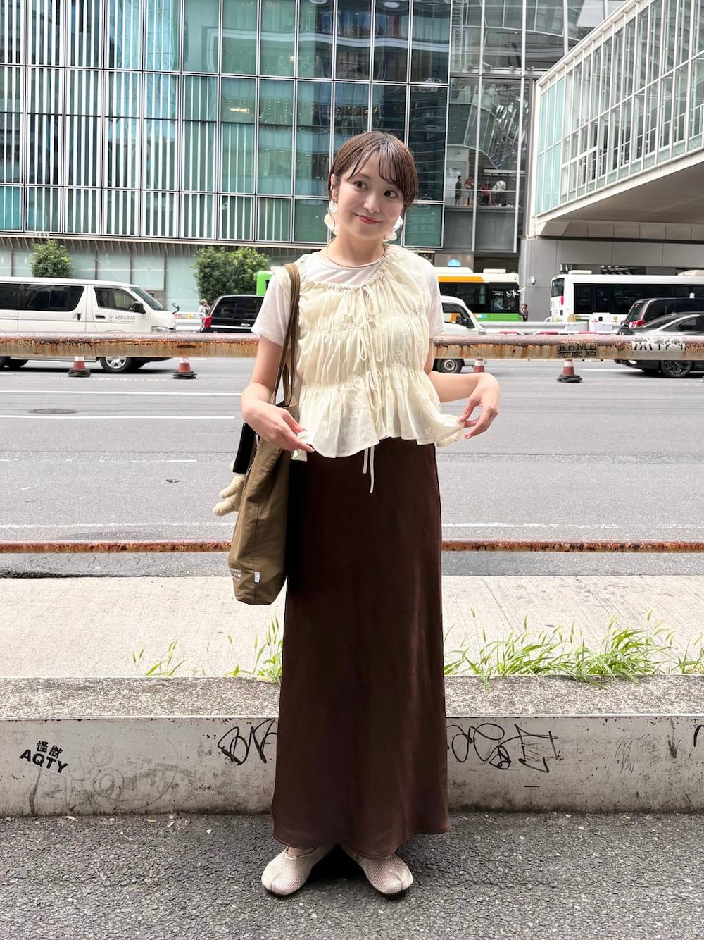 ブラウン系のスカート、ホワイト系のTシャツ/カットソー、ホワイト系のシャツ/ブラウスを着用したレディースの夏コーディネートの1枚目の写真