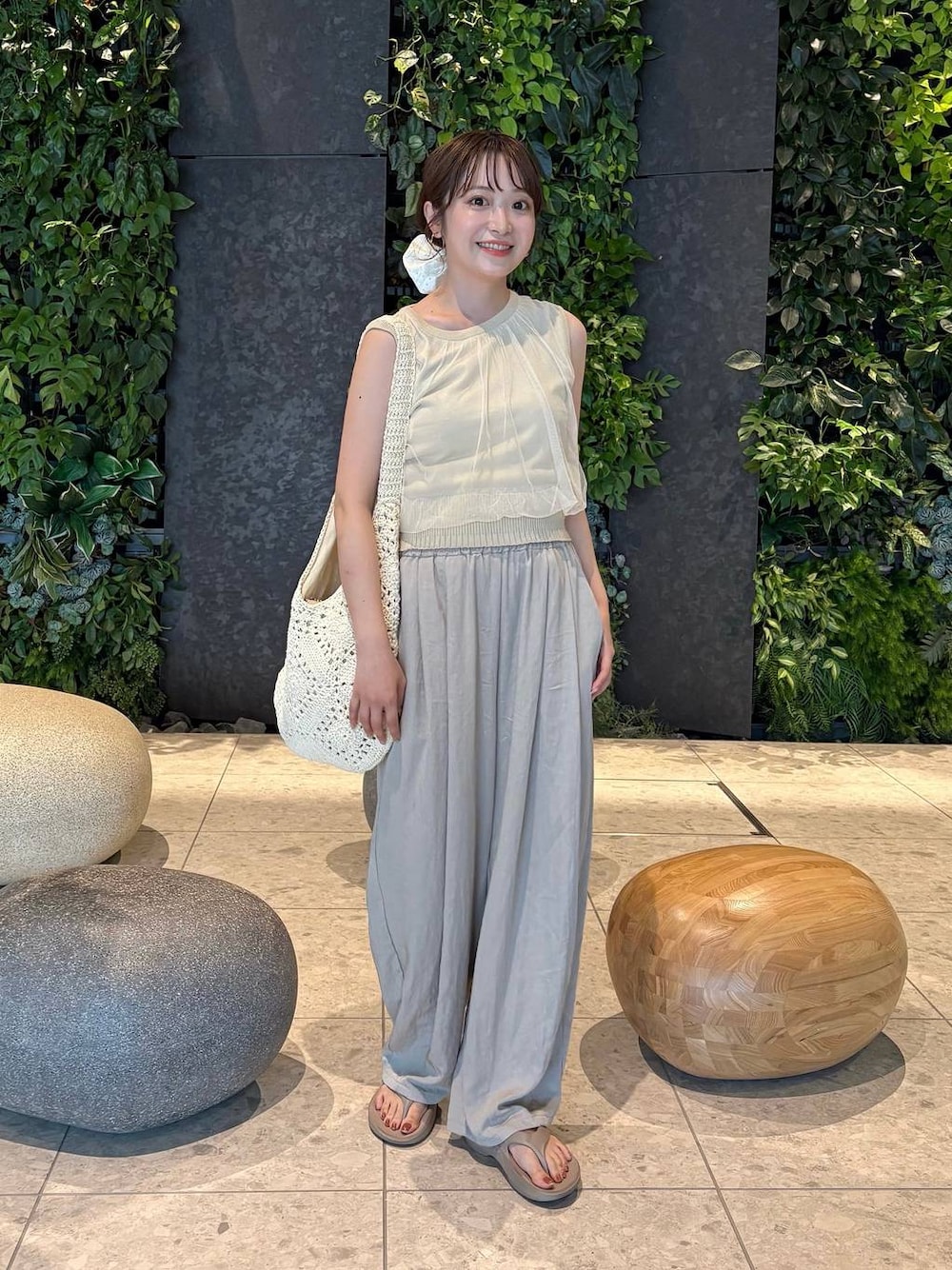 ホワイト系のその他パンツ、ホワイト系のシュシュを着用したレディースの夏コーディネートの1枚目の写真