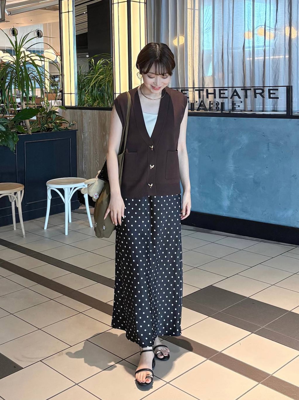 ホワイト系のTシャツ/カットソー、ブラック系のサンダル、ブラック系のスカートを着用したレディースの夏コーディネートの1枚目の写真