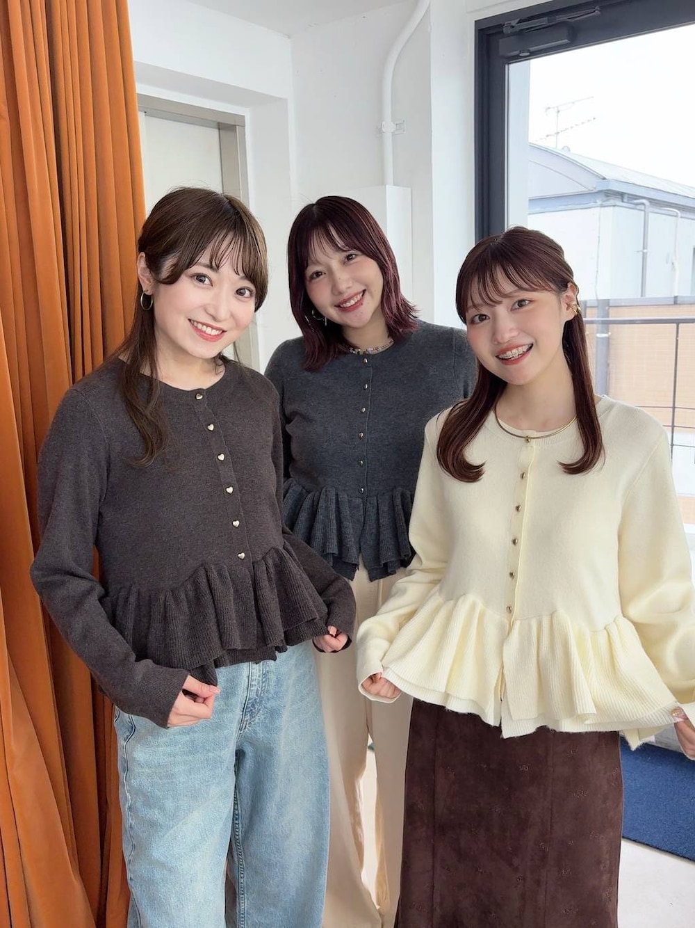 ブラウン系のスカート、ブルー系のデニムパンツ、ホワイト系のデニムパンツを着用したレディースの秋コーディネートの1枚目の写真