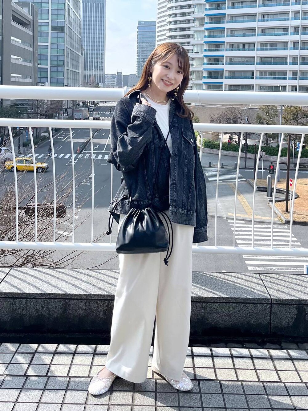 その他のTシャツ/カットソー、ホワイト系のその他パンツ、ブラック系のショルダーバッグを着用したレディースの春コーディネートの1枚目の写真