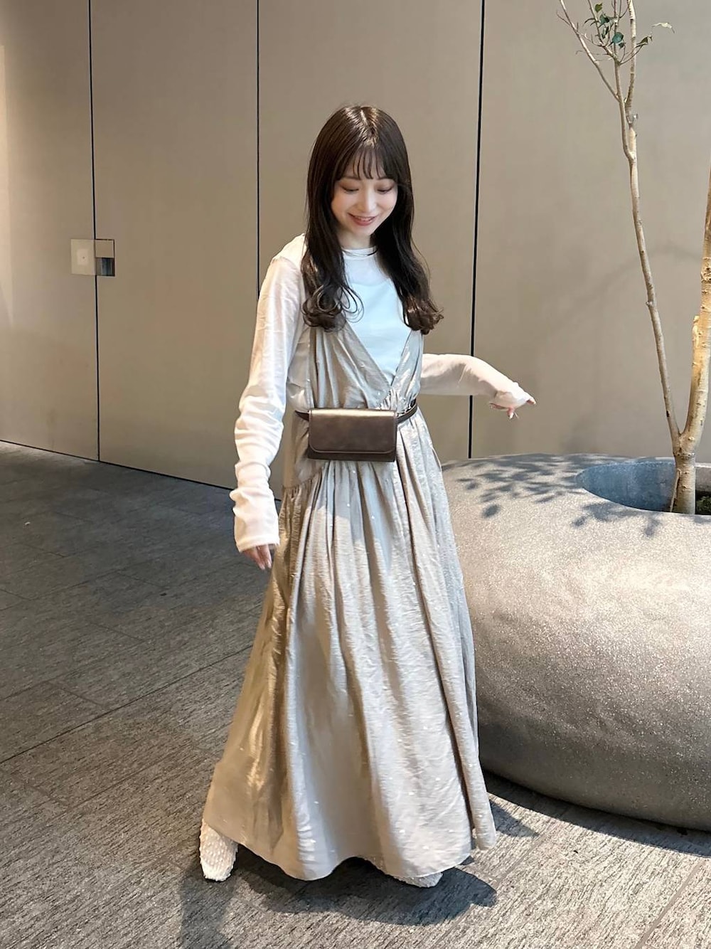 ホワイト系のTシャツ/カットソー、ベージュ系のワンピース、ホワイト系のTシャツ/カットソーを着用したレディースの春コーディネートの1枚目の写真