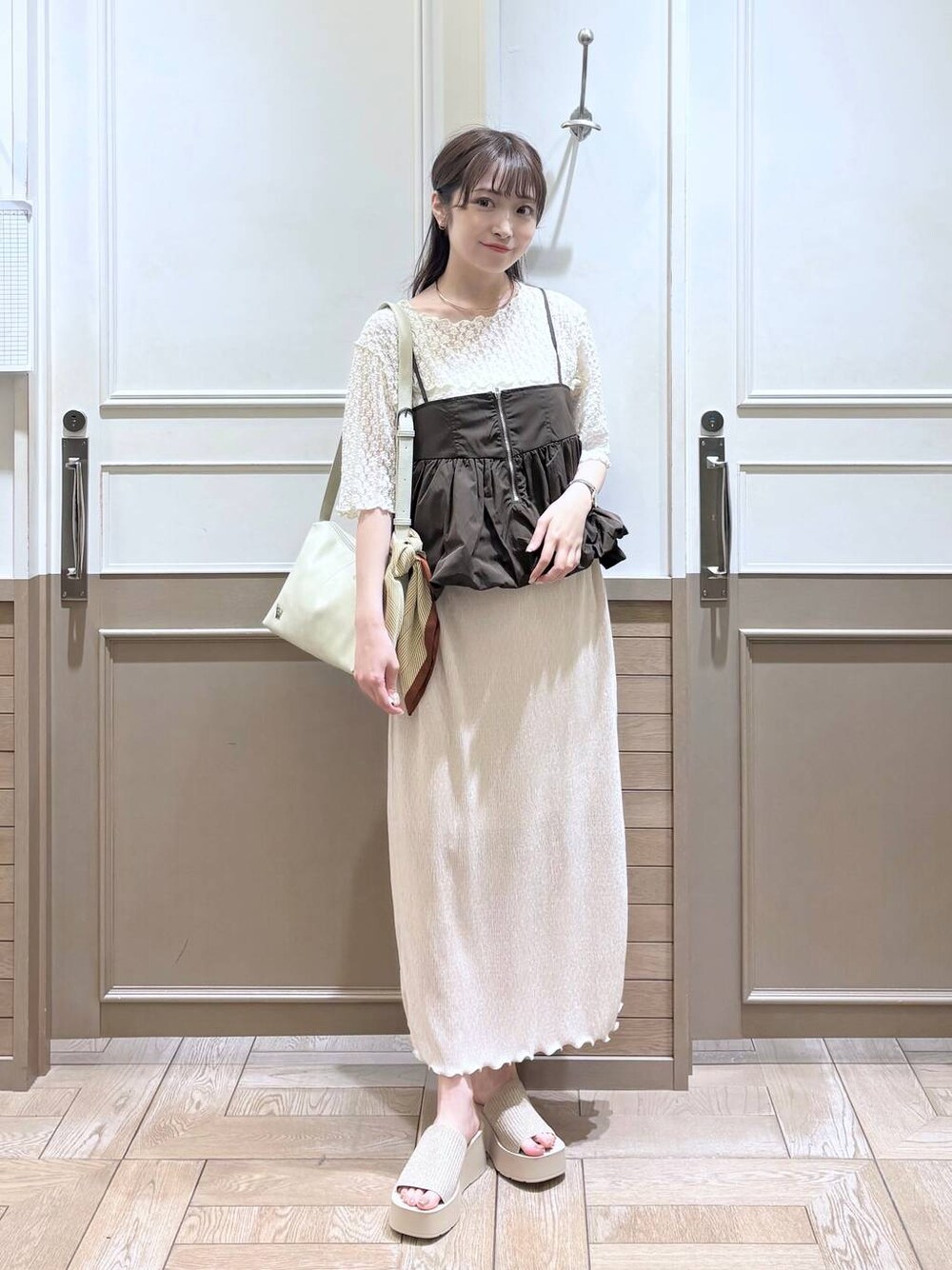 ホワイト系のTシャツ/カットソー、ホワイト系のサンダル、ブラック系のショルダーバッグを着用したレディースの春コーディネートの1枚目の写真