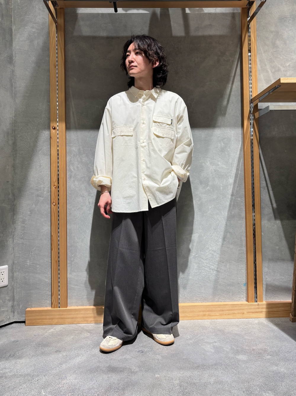 「ジャケット、スポーツミックス、春めき満開コーデ、春コーデ、カジュアルコーデ、春服コーデ、メンズコーデ、春、シンプルスタイル、オトナカジュアル、シンプルコーデ、ワイドパンツ、シャツスタイル、シャツコーデ」｜「Franklin Climbingの【Franklin Climbing】ユニセックスマウンテンフィールドロングスリーブシャツ（シャツ/ブラウス、ホワイト系）」を使った、山本瞳夏沙さん（メンズ・165cm）の春コーディネートの1枚目の写真