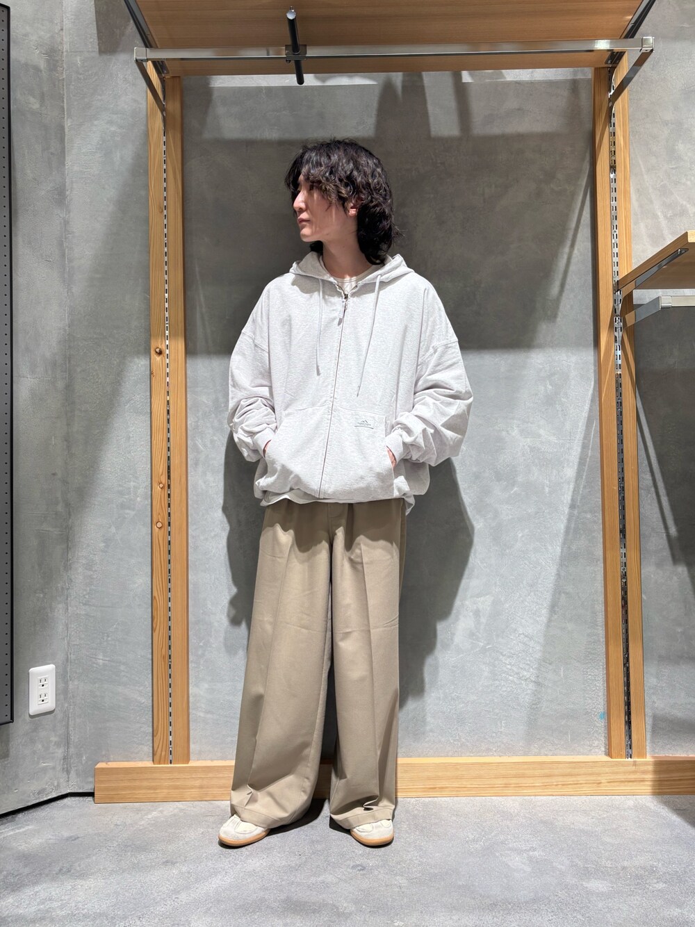 「パーカー、パーティースタイル、パーカーコーデ、春コーデ、春めき満開コーデ、カジュアルコーデ、春服コーデ、メンズコーデ、春、シンプルスタイル、オトナカジュアル、シンプルコーデ、カジュアルスタイル、お洒落さんとつながりたい、休日コーデ」｜「Dickiesの【Dickies】別注ウエスト紐付きワイドストレートパンツ（その他パンツ、ベージュ系）」を使った、山本瞳夏沙さん（メンズ・165cm）の春コーディネートの1枚目の写真