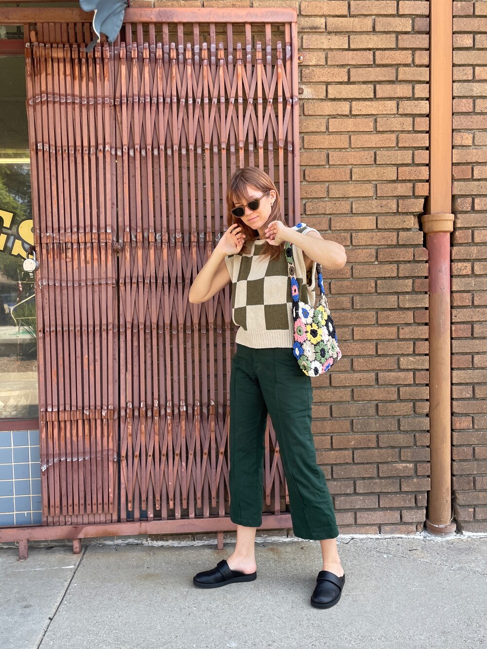 グリーン系のスラックス、その他のハンドバッグ、その他のニット/セーターを着用したレディースの秋コーディネートの1枚目の写真