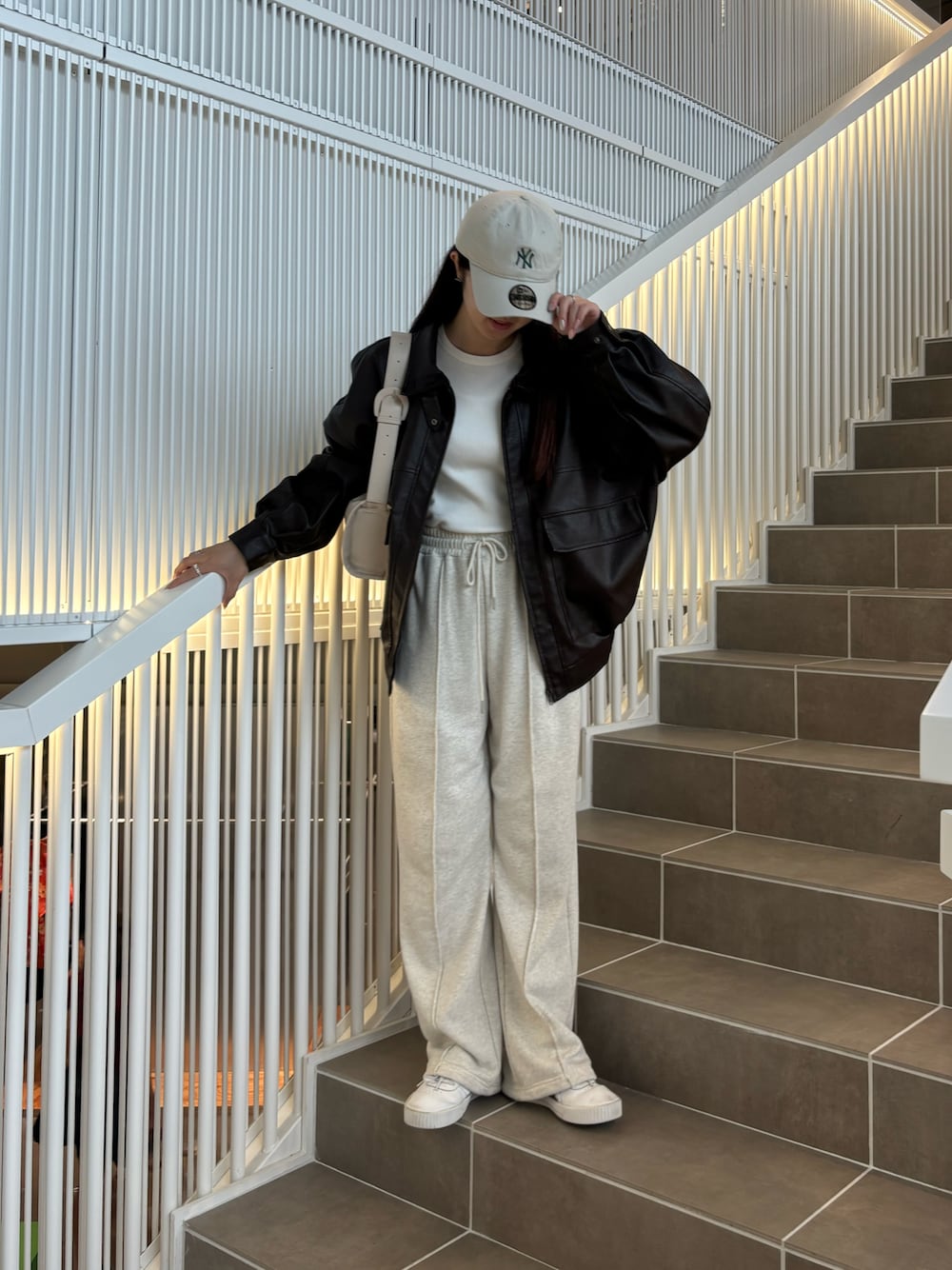 「秋服、カジュアルスタイル、レザージャケット、スウェットパンツ、ブラウン、高身長女子、韓国ファッション」｜「COLONY 2139のWEB・一部店舗限定 / ドロストスウェットパンツ（スウェットパンツ、ホワイト系）」を使った、shionさん（レディース・168cm）の秋コーディネートの1枚目の写真