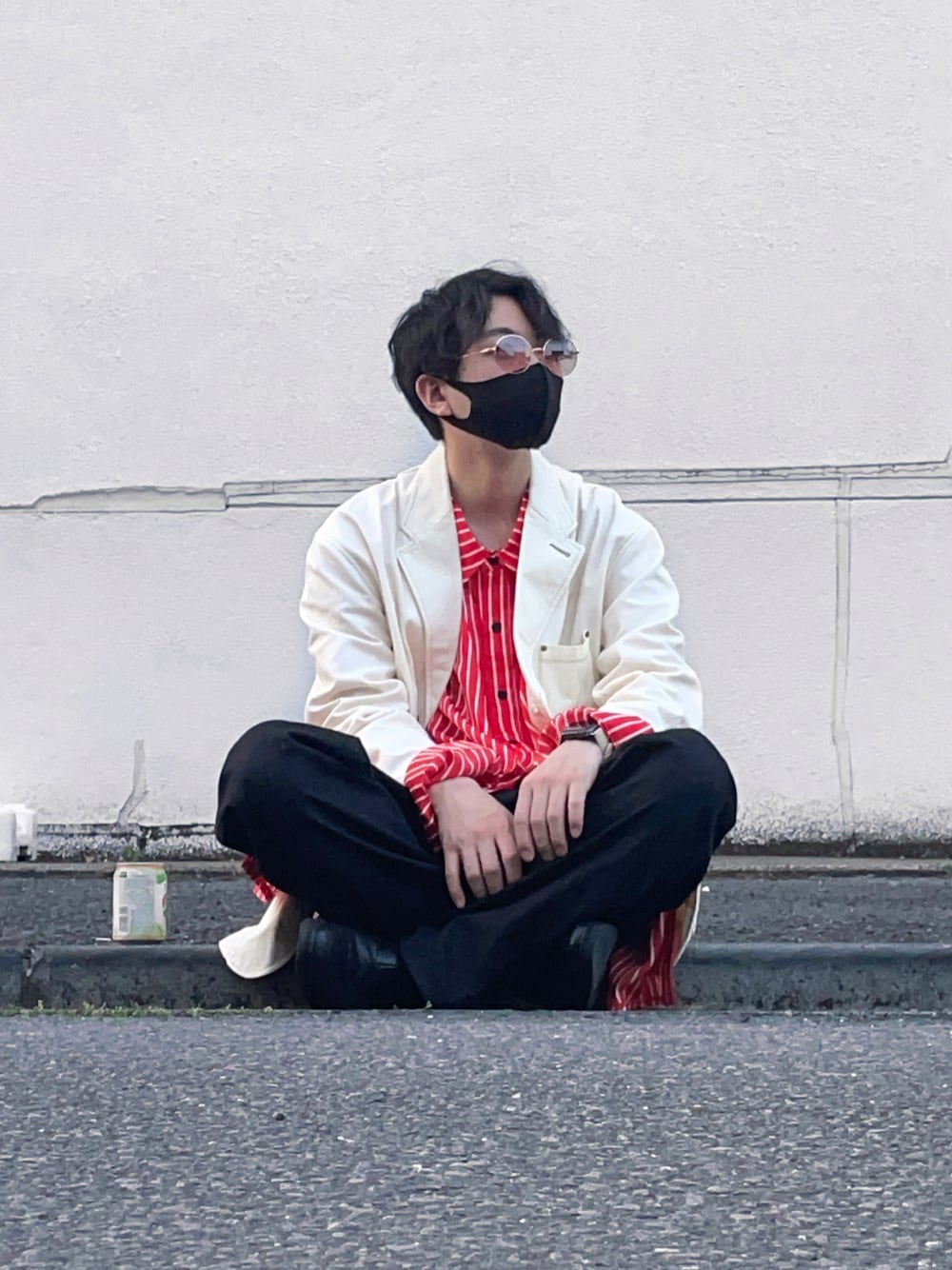 「デニム、デニムジャケット、レイヤードスタイル、デニムパンツ、ストライプ、厚底シューズ、ストライプシャツ、ヒールブーツ、ワイドパンツ、ロングシャツ、カジュアル、ワイドデニム、サングラス、夏コーデ」｜「UNIVERSAL OVERALLの【UNIVERSAL OVERALL/ユニバーサルオーバーオール】別注ダックカバーオール/891550（カバーオール、ホワイト系）」を使った、tsuさん（メンズ・168cm）の春コーディネートの1枚目の写真