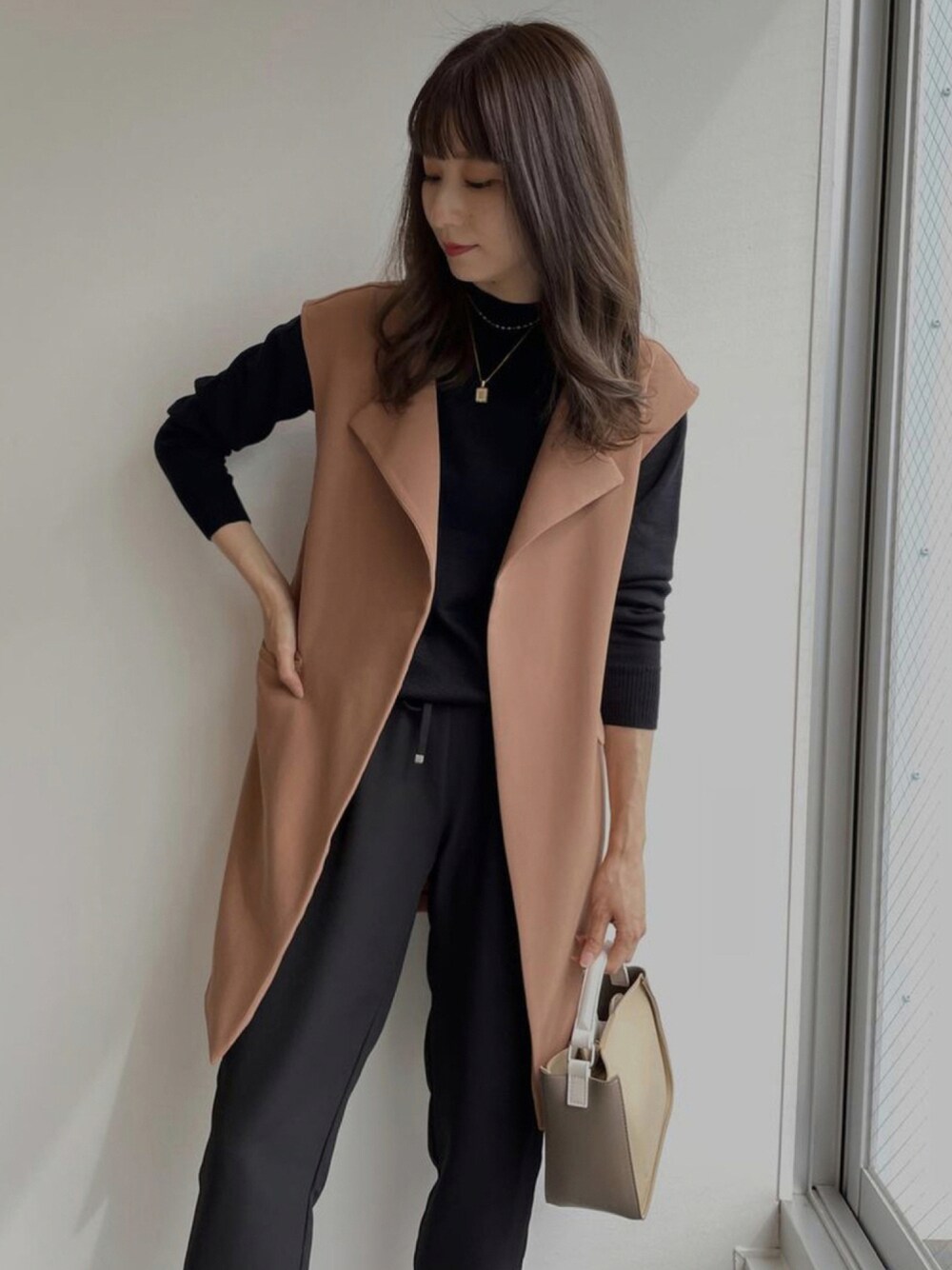 「ニット、カジュアル、秋のコーデ、休日スタイル、キレイめ、大人コーデ、休日コーデ、ジレ、シンプルスタイル、大人ガーリー、今日のコーデ、オトナカジュアル、秋服準備はじめました、ラブアンドピース2021、秋トレンド2021」｜「Pierrotのテーパードジョガーパンツ（その他パンツ、ブラック系）」を使った、Pierrotスタッフ★大人に似合う高コスパ服をお届けさん（レディース・163cm）の秋コーディネートの1枚目の写真