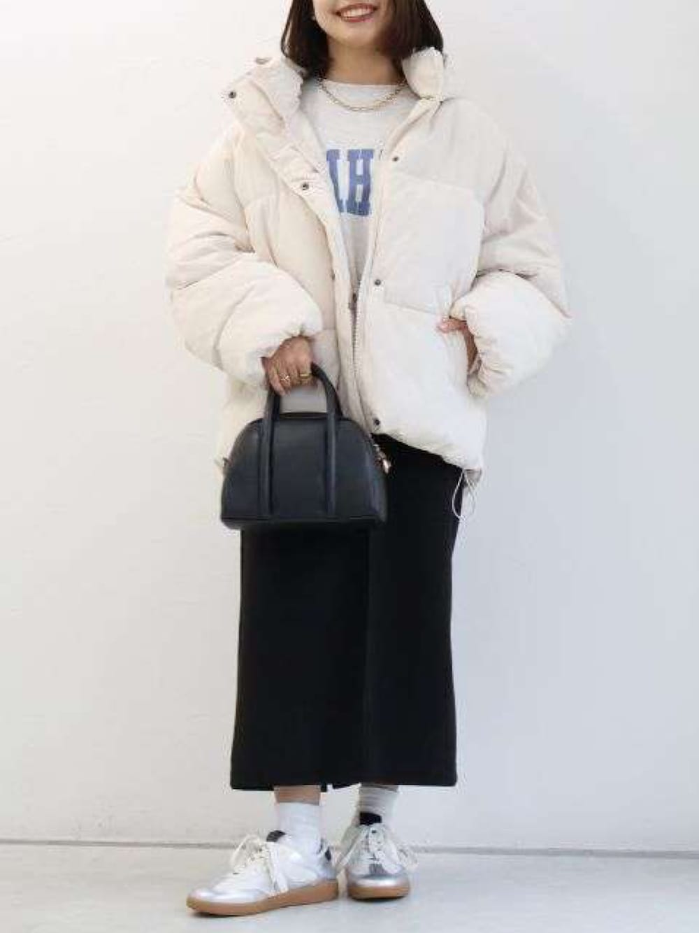 ホワイト系のその他アウター、ベージュ系のスウェット、ブラック系のスカートを着用したレディースの秋コーディネートの1枚目の写真