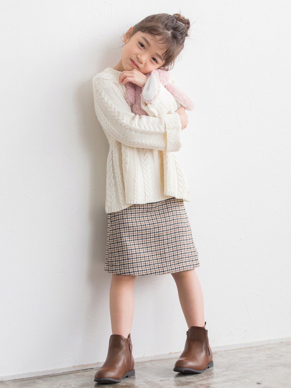「チェック、ニット、スカート、ブーツ、シンプル、オーバーサイズ、キッズコーデ、新作、秋服、カジュアルガーリー、秋コーデ、秋冬コーデ、キッズファッション、秋服準備はじめました、lulpini」｜「lulpiniのkids ケーブルAラインニット（ニット/セーター、ホワイト系）」を使った、Pierrotスタッフ★大人に似合う高コスパ服をお届けさん（キッズ・110cm）の秋コーディネートの1枚目の写真