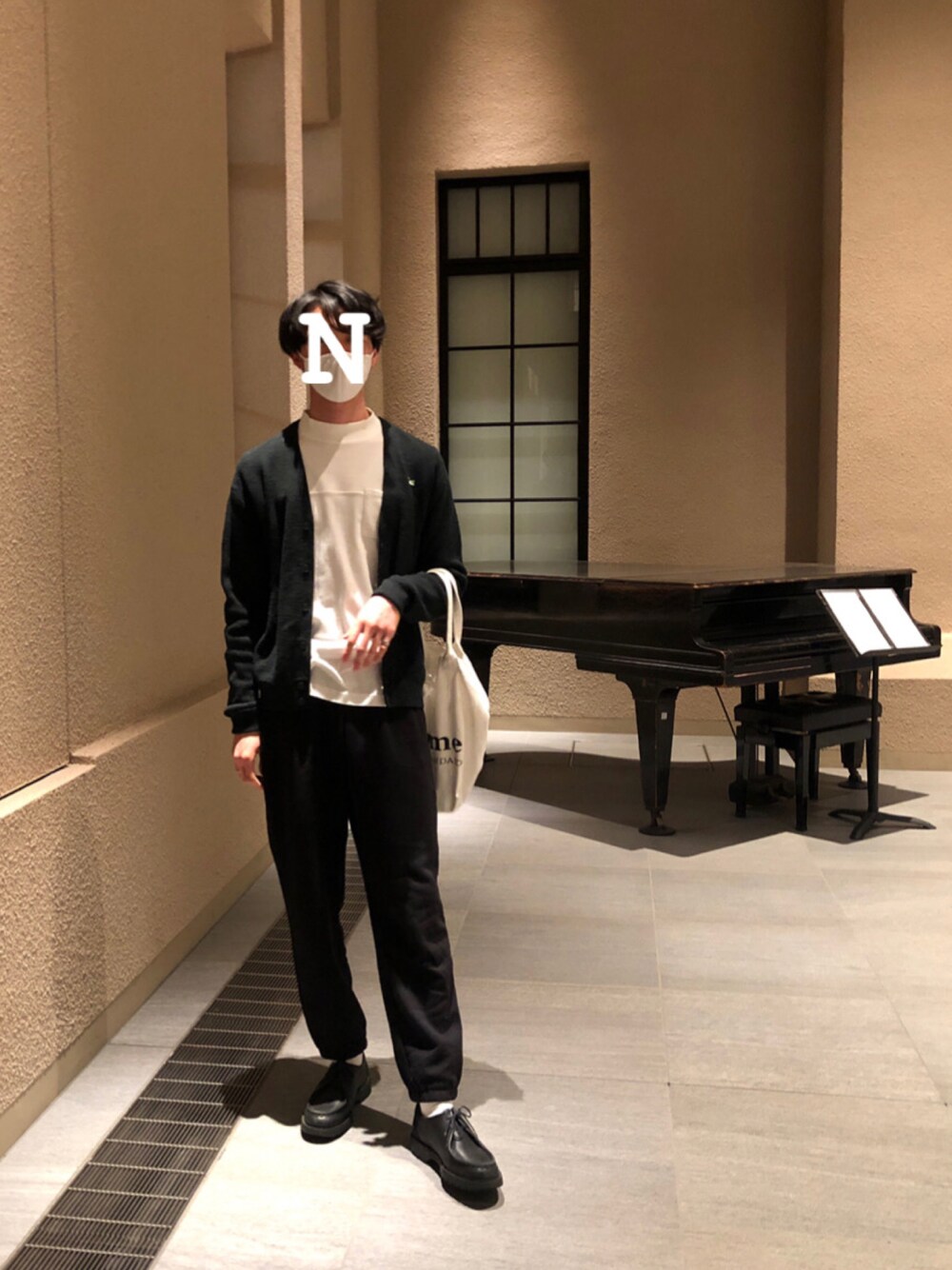 「未来のWEARISTAプロジェクト、秋のコーデ、ゆるコーデ、革靴、スウェット、カーディガン、大人カジュアル」｜「JOURNAL STANDARDのスチコ×JS D トートバッグ  #（トートバッグ、ホワイト系）」を使った、Noshuさん（メンズ・181cm）の秋コーディネートの1枚目の写真